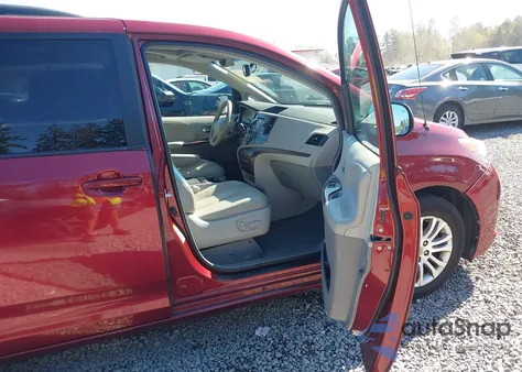 2014 Toyota Sienna Xle V6 8 Passenger z USA, uszkodzony, nr VIN 5TDYK3DCXES422087